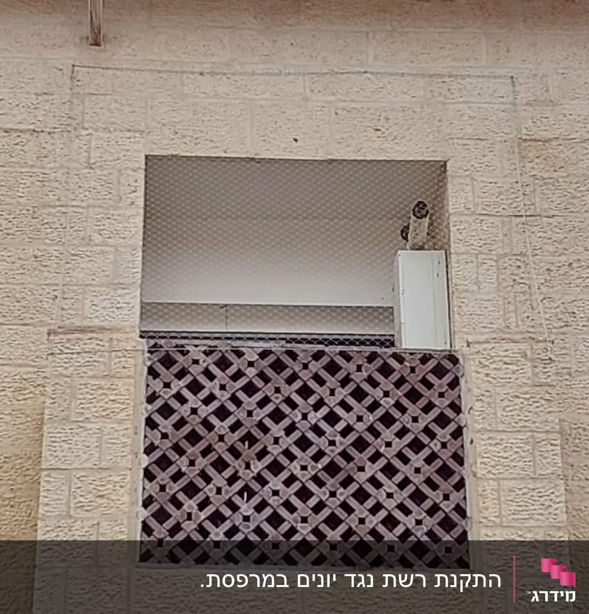 רשת מונעת כניסת יונים במרפסת עם מעקה עץ